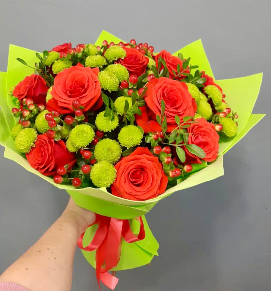 Букет цветов из: Хризантемы и Розы в Бородках