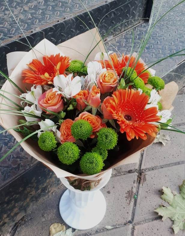 Букет цветов из: Герберы, Хризантемы, Альстромерии и Розы в Бородках