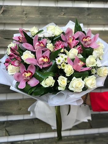 Букет цветов из: Розы и Хризантемы в Бородках
