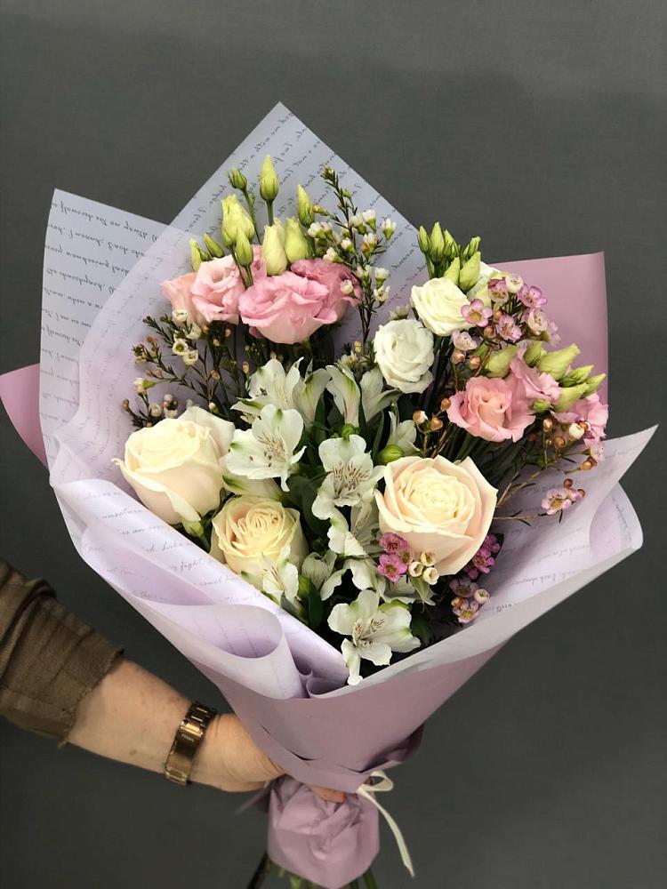 Букет цветов из: Альстромерии, Розы и Лизиантусы в Бородках