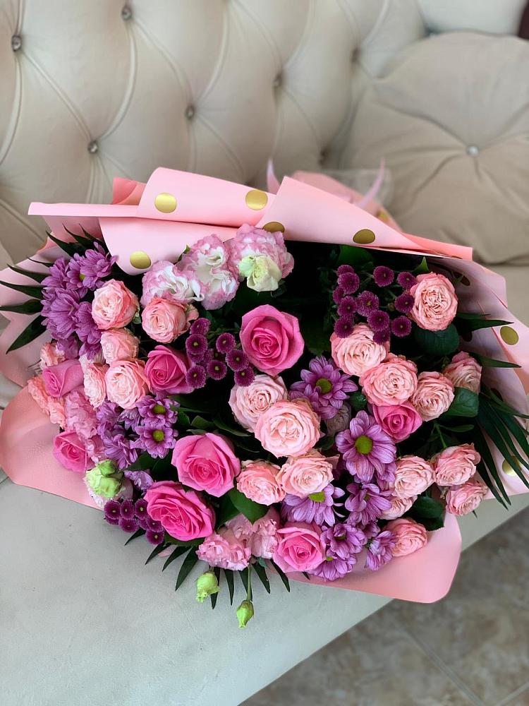 Букет цветов из: Хризантемы, Розы и Лизиантусы в Бородках