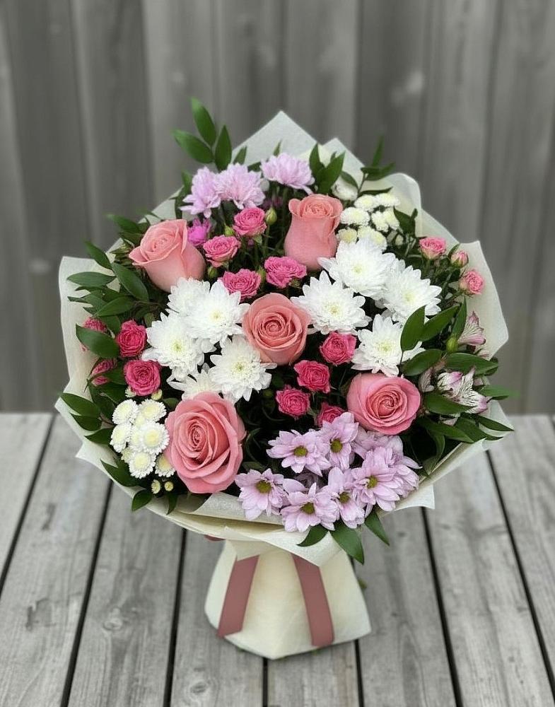 Букет цветов из: Альстромерии, Гвоздики, Розы и Хризантемы в Бородках