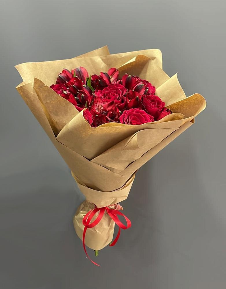 Букет цветов из: Альстромерии и Розы в Бородках