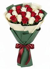 Букет Микс из красных и белых роз в Бородках