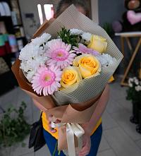 Букет цветов из:  Герберы, Розы и Хризантемы в Бородках