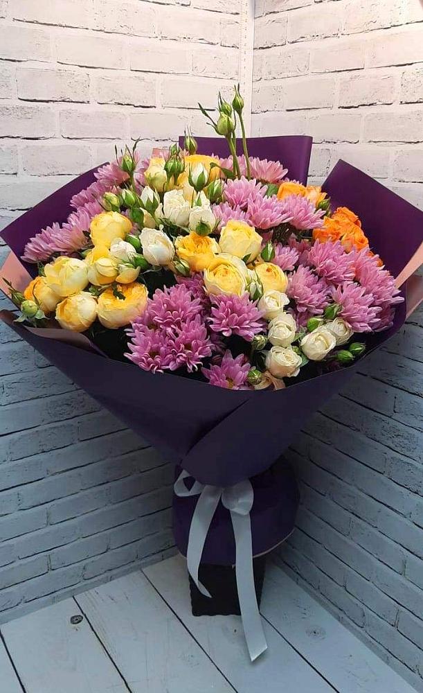 Букет цветов из: Хризантемы и Розы в Бородках