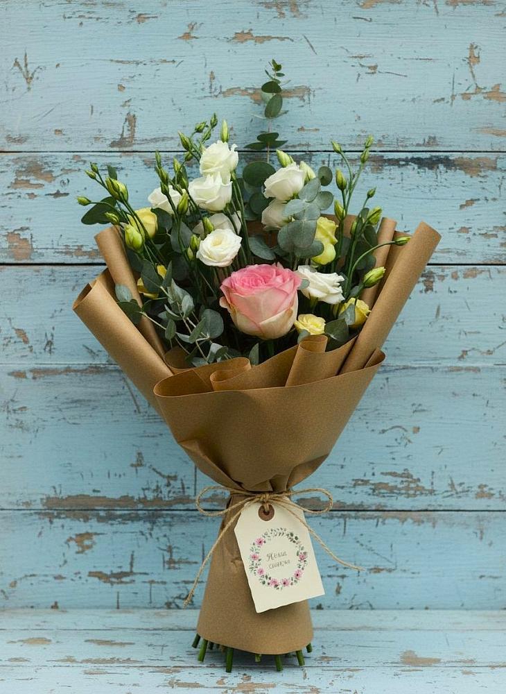 Букет цветов из: Розы и Лизиантусы в Бородках