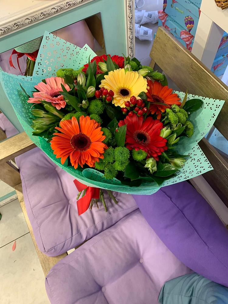 Букет цветов из: Герберы, Хризантемы и Альстромерии в Бородках
