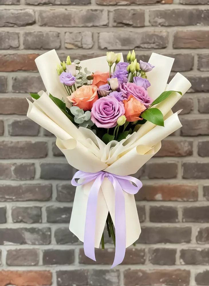 Букет цветов из: Лизиантусы и Розы в Бородках