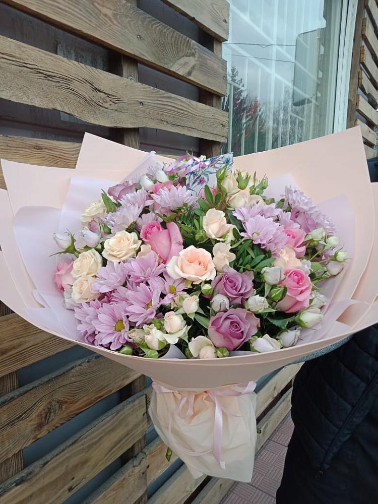 Букет цветов из: Розы и Хризантемы в Бородках