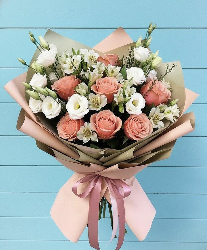 Букет цветов из: Розы, Альстромерии и Лизиантусы в Бородках