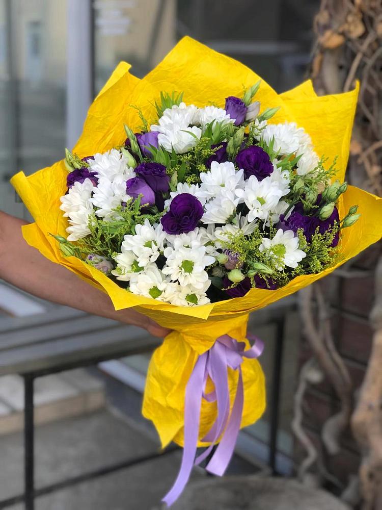 Букет цветов из: Ирисы, Хризантемы и Ромашки в Бородках