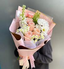 Букет цветов из:  Хризантемы и Розы в Бородках
