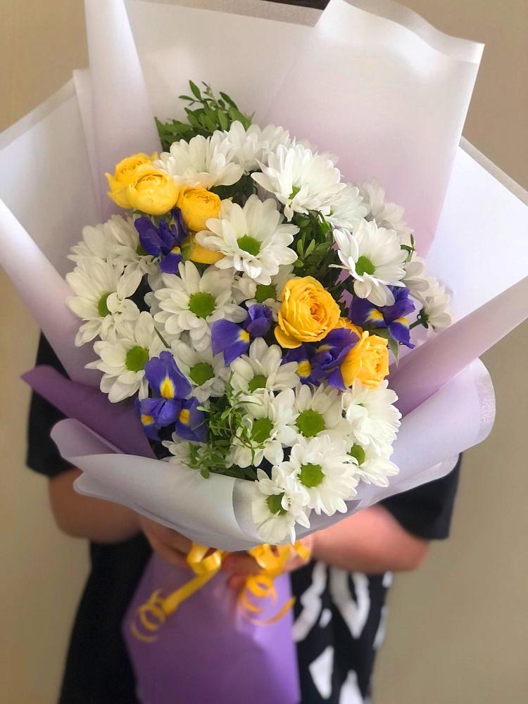 Букет цветов из: Ирисы, Хризантемы и Розы в Бородках