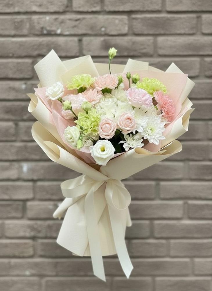 Букет цветов из: Гвоздики, Розы, Лизиантусы и Хризантемы в Бородках
