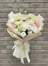 Букет цветов из:  Гвоздики, Розы, Лизиантусы и Хризантемы в Бородках