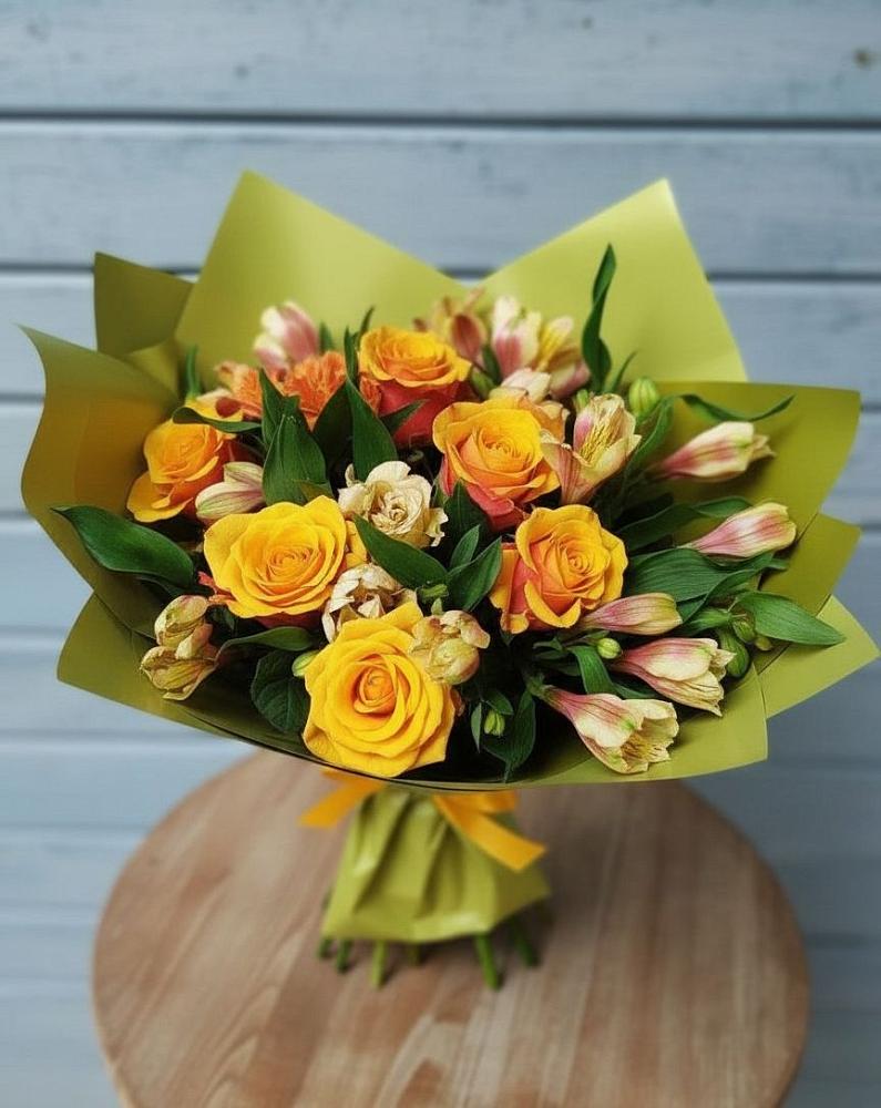 Букет цветов из: Альстромерии и Розы в Бородках