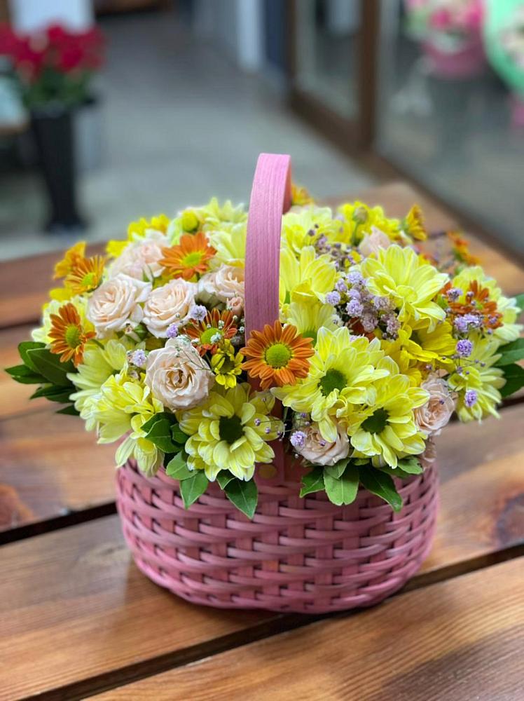 Цветочная композиция из Хризантемы и Розы в корзине в Бородках