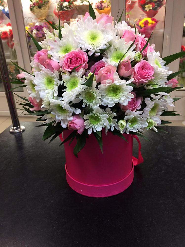 Цветочная композиция из Розы и Хризантемы в шляпной коробке в Бородках