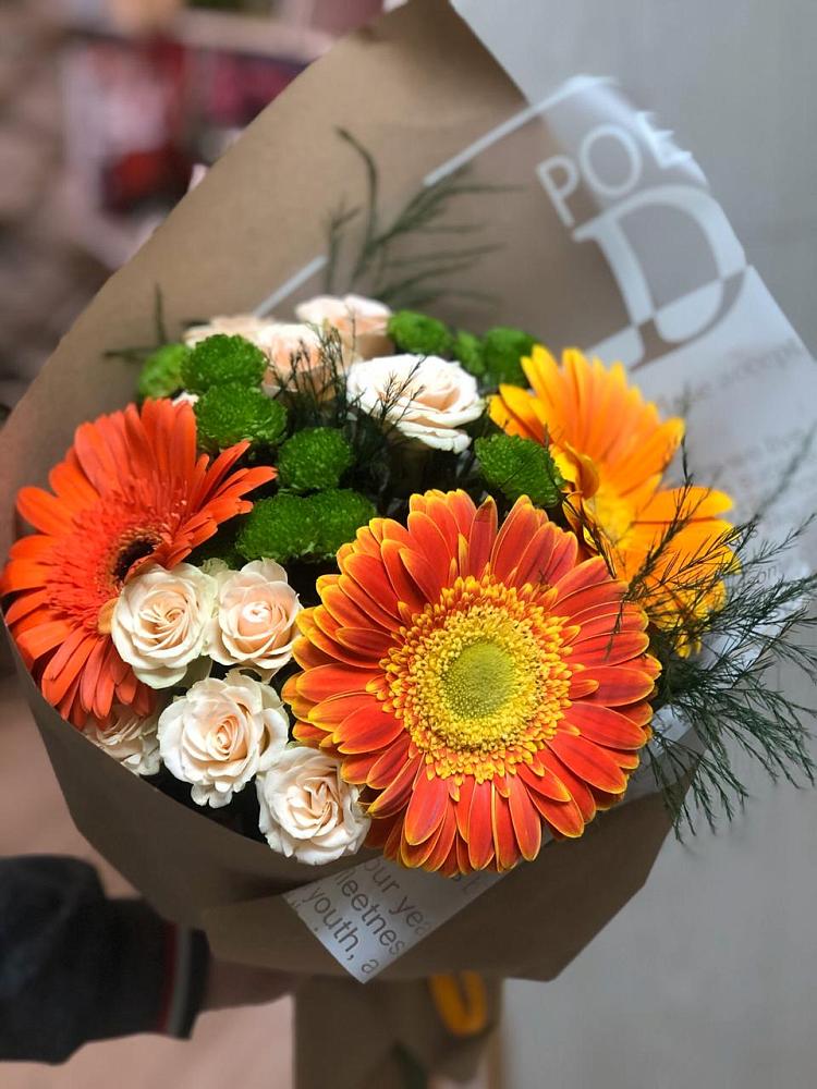Букет цветов из: Герберы, Хризантемы и Розы в Бородках