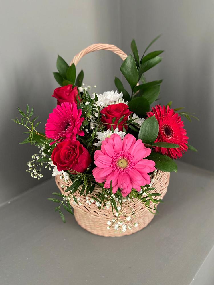 Цветочная композиция из Розы, Хризантемы и Герберы в корзине в Бородках