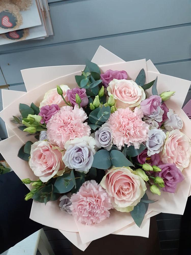 Букет цветов из: Розы, Гвоздики и Лизиантусы в Бородках