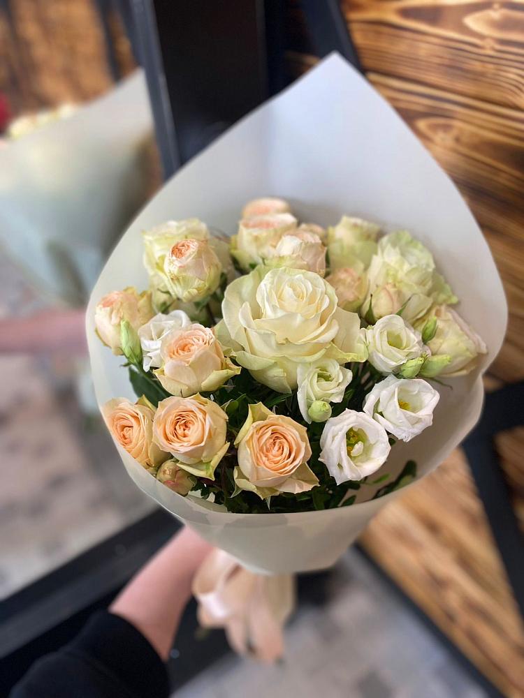 Букет цветов из: Розы и Лизиантусы в Бородках